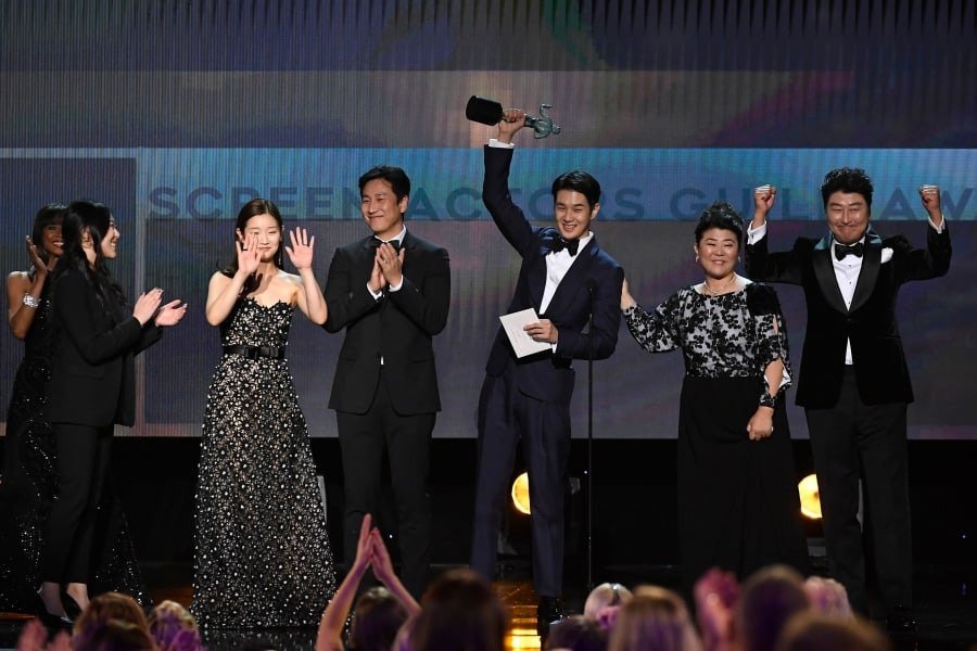  Para pemeran parasite merayakan kemenangan di SAG Awards